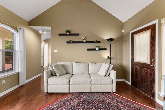 136 LAKERIDGE LOOP, Lakehills, TX 78063