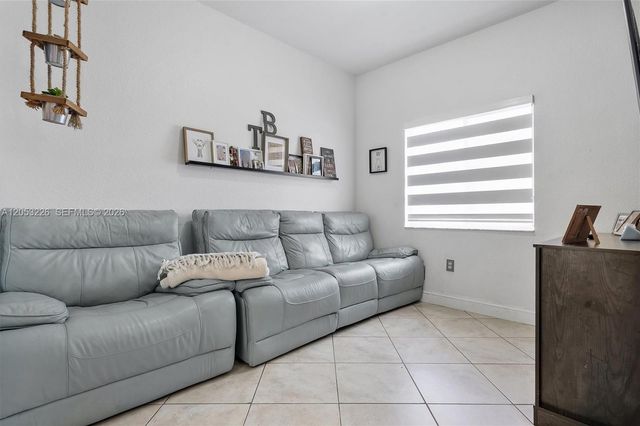 7478 NW 180th Ter, Hialeah, FL 33015