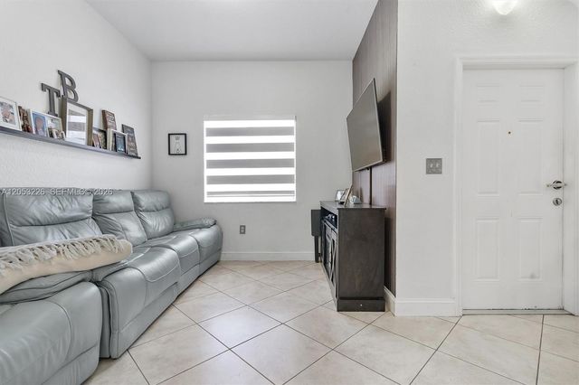 7478 NW 180th Ter, Hialeah, FL 33015