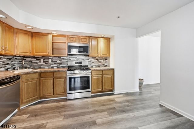 246 Matthews Dr, Newark City, NJ 07103