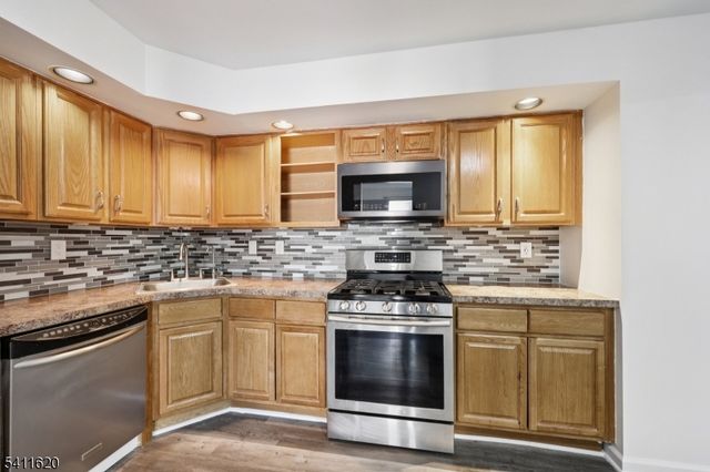 246 Matthews Dr, Newark City, NJ 07103