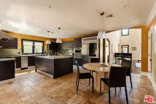 17236 Weddington Street, Encino (los Angeles), CA 91316