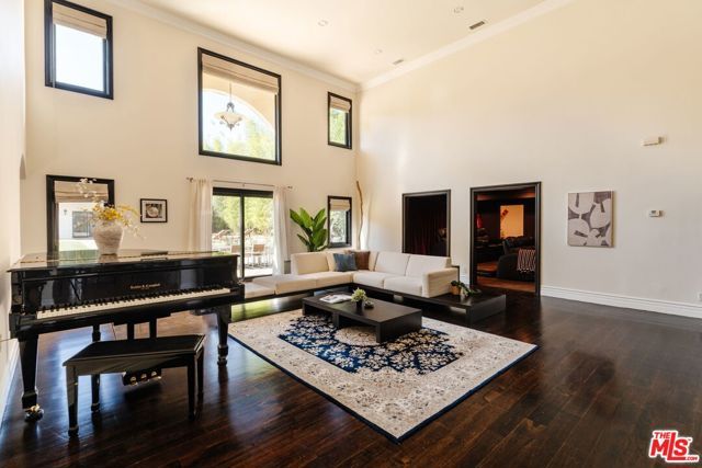 17236 Weddington Street, Encino (los Angeles), CA 91316