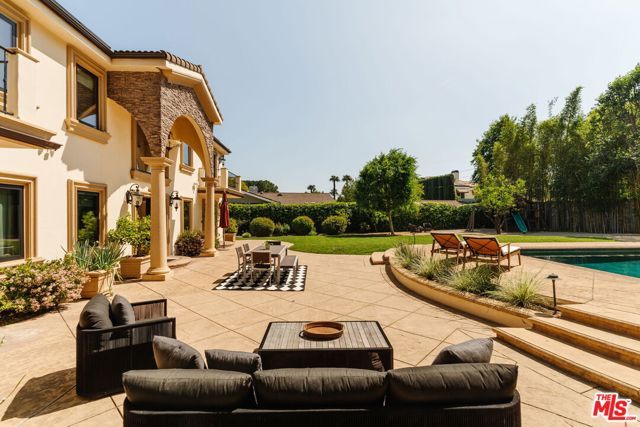 17236 Weddington Street, Encino (los Angeles), CA 91316