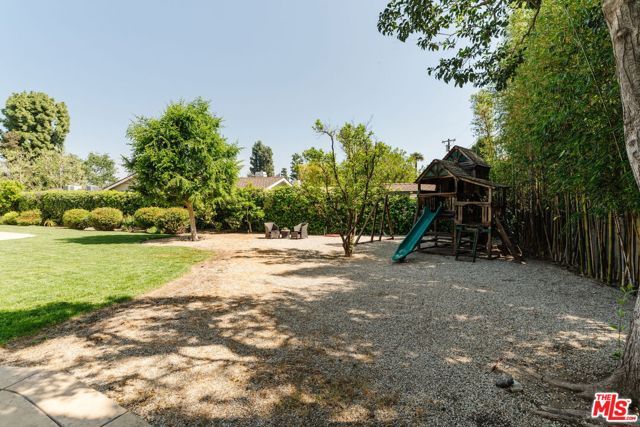 17236 Weddington Street, Encino (los Angeles), CA 91316