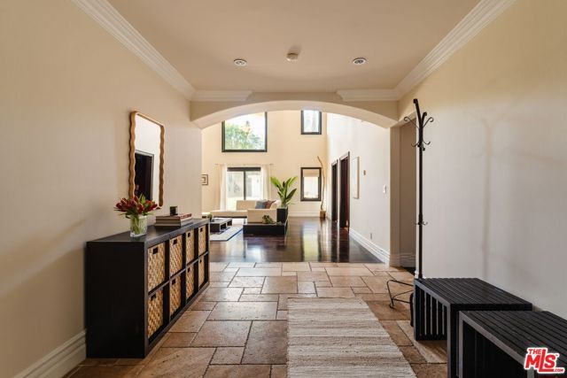 17236 Weddington Street, Encino (los Angeles), CA 91316