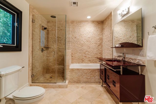 17236 Weddington Street, Encino (los Angeles), CA 91316