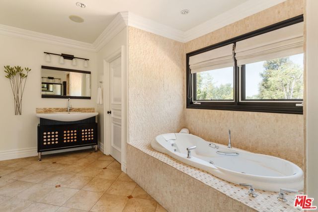 17236 Weddington Street, Encino (los Angeles), CA 91316