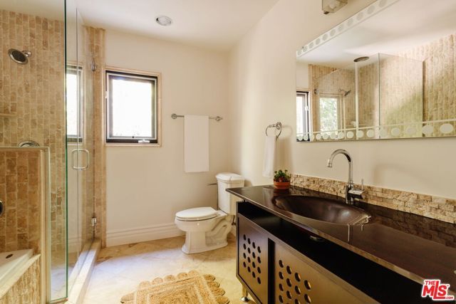 17236 Weddington Street, Encino (los Angeles), CA 91316