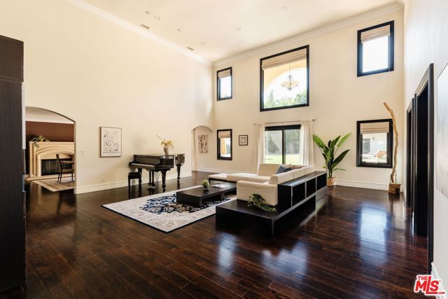 17236 Weddington Street, Encino (los Angeles), CA 91316