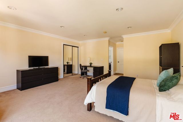 17236 Weddington Street, Encino (los Angeles), CA 91316