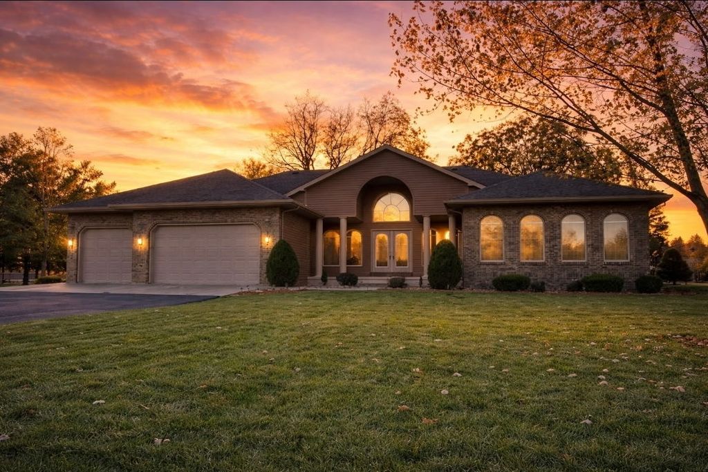 Image 1 of property listing at 14181 N Manhattan Lane, Mt Vernon, IL 62864