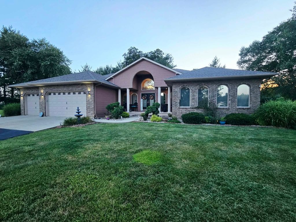 Image 2 of property listing at 14181 N Manhattan Lane, Mt Vernon, IL 62864