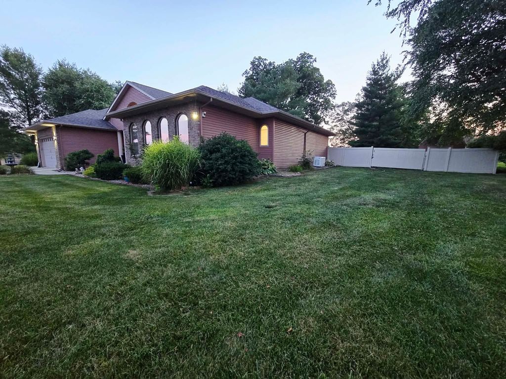 Image 11 of property listing at 14181 N Manhattan Lane, Mt Vernon, IL 62864