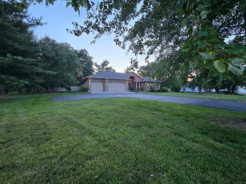 Image 12 of property listing at 14181 N Manhattan Lane, Mt Vernon, IL 62864
