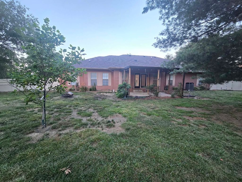 Image 13 of property listing at 14181 N Manhattan Lane, Mt Vernon, IL 62864