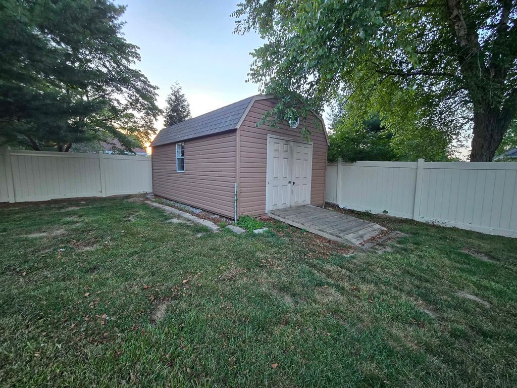 Image 14 of property listing at 14181 N Manhattan Lane, Mt Vernon, IL 62864