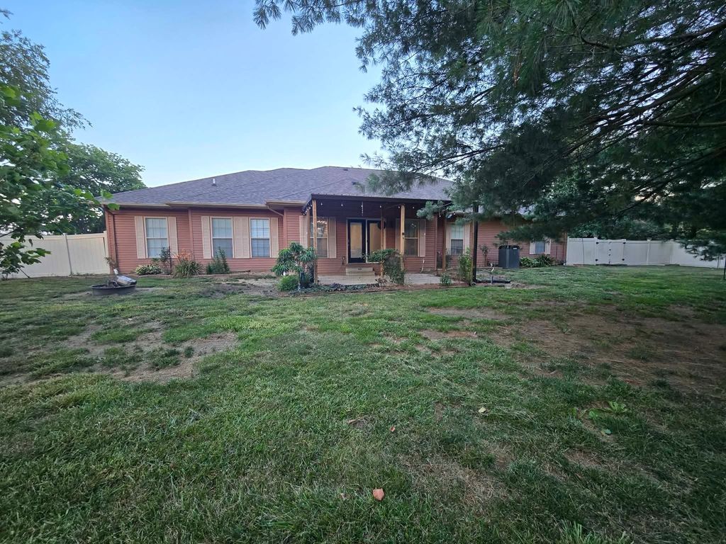 Image 15 of property listing at 14181 N Manhattan Lane, Mt Vernon, IL 62864