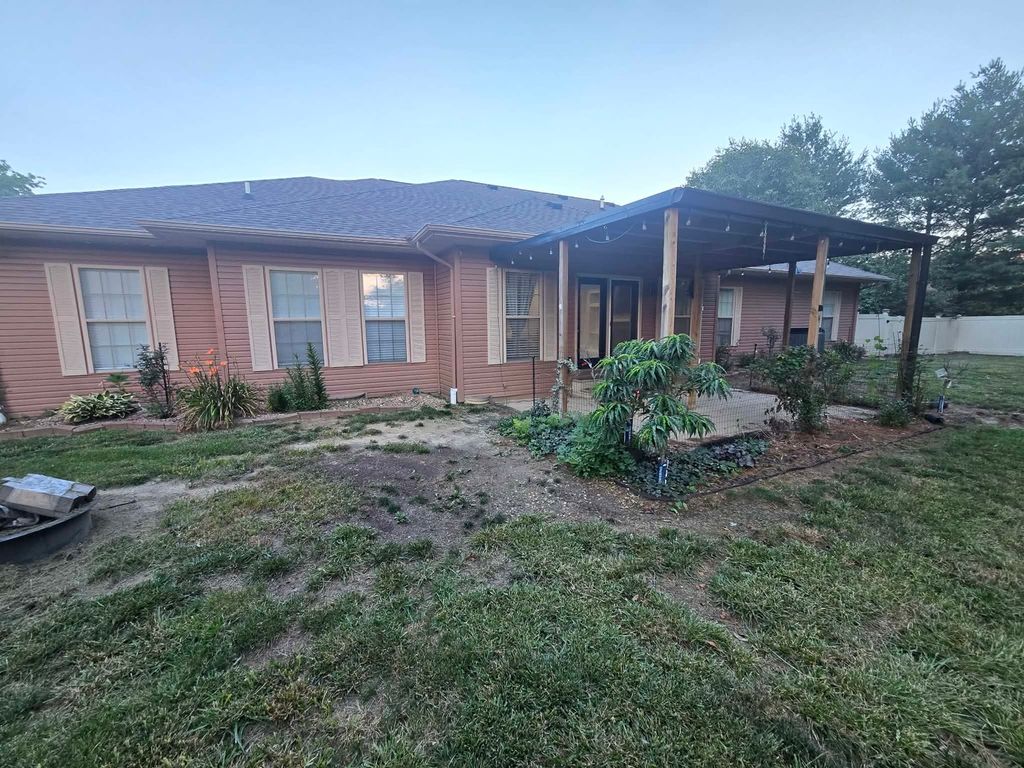 Image 16 of property listing at 14181 N Manhattan Lane, Mt Vernon, IL 62864