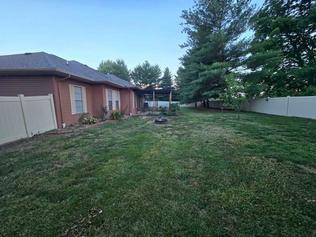 Image 17 of property listing at 14181 N Manhattan Lane, Mt Vernon, IL 62864