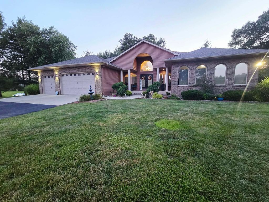Image 3 of property listing at 14181 N Manhattan Lane, Mt Vernon, IL 62864