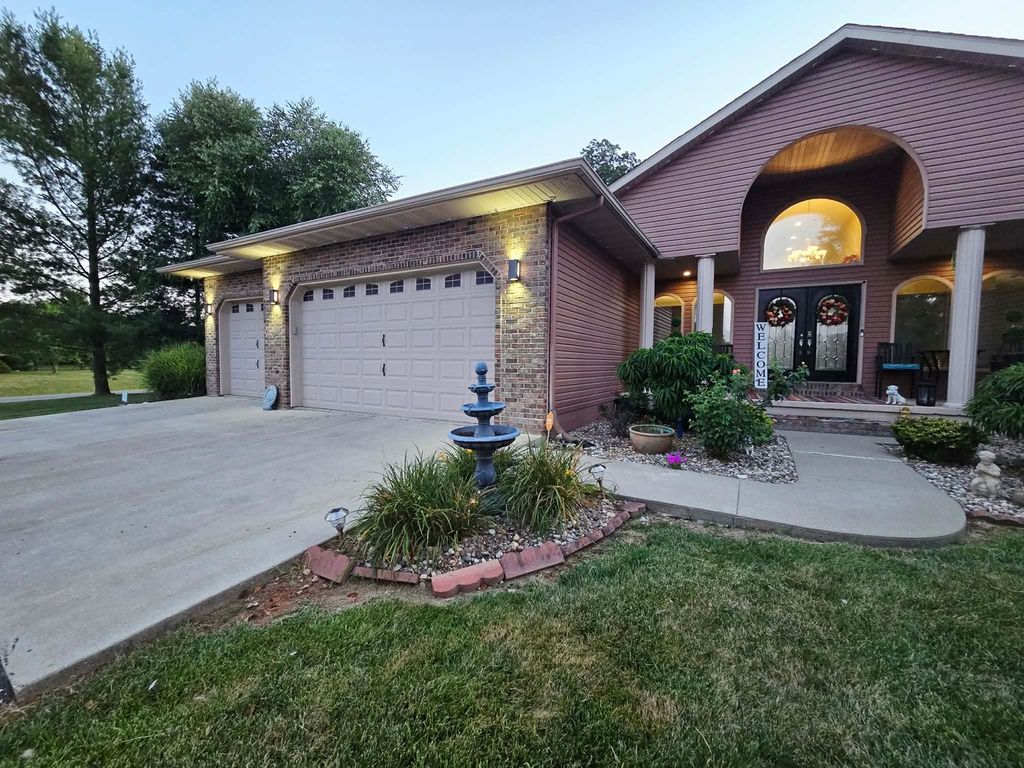 Image 4 of property listing at 14181 N Manhattan Lane, Mt Vernon, IL 62864