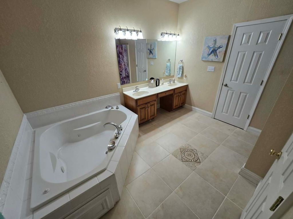 Image 40 of property listing at 14181 N Manhattan Lane, Mt Vernon, IL 62864