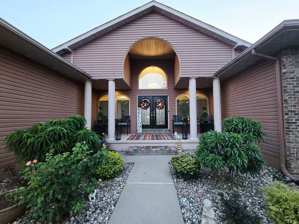 Image 5 of property listing at 14181 N Manhattan Lane, Mt Vernon, IL 62864