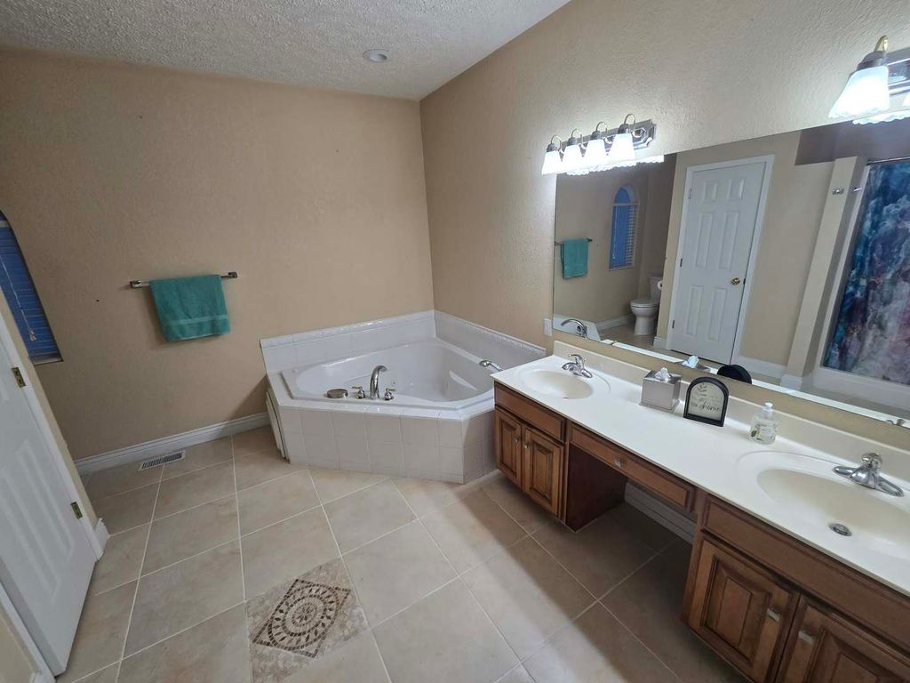 Image 41 of property listing at 14181 N Manhattan Lane, Mt Vernon, IL 62864