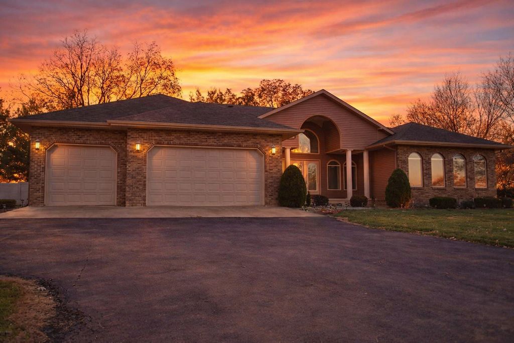 Image 7 of property listing at 14181 N Manhattan Lane, Mt Vernon, IL 62864
