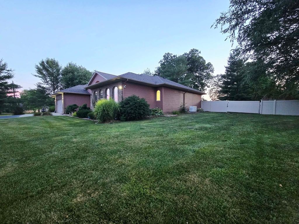 Image 8 of property listing at 14181 N Manhattan Lane, Mt Vernon, IL 62864