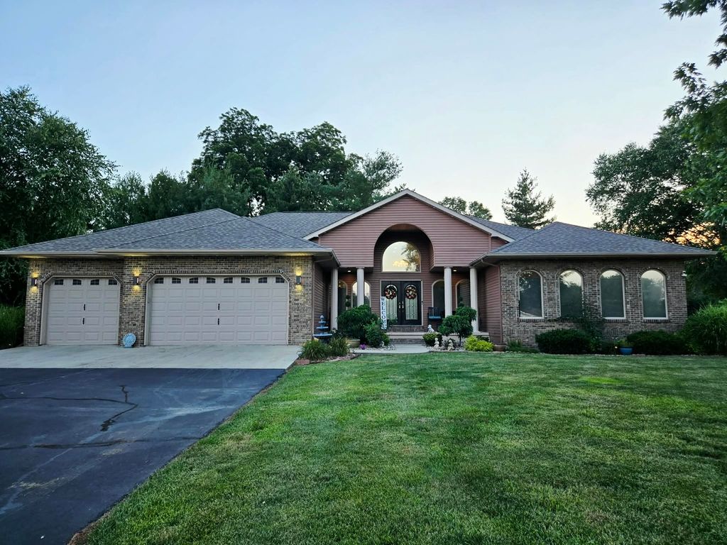 Image 9 of property listing at 14181 N Manhattan Lane, Mt Vernon, IL 62864