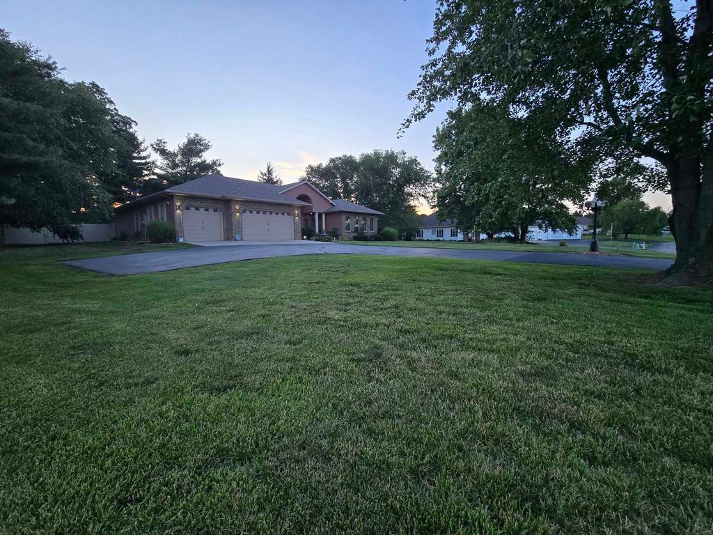 Image 10 of property listing at 14181 N Manhattan Lane, Mt Vernon, IL 62864