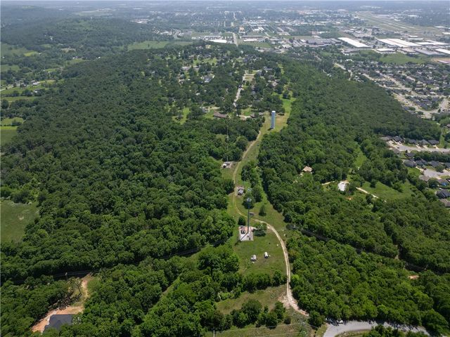 2497 Woodcliff Road, Springdale, AR 72764