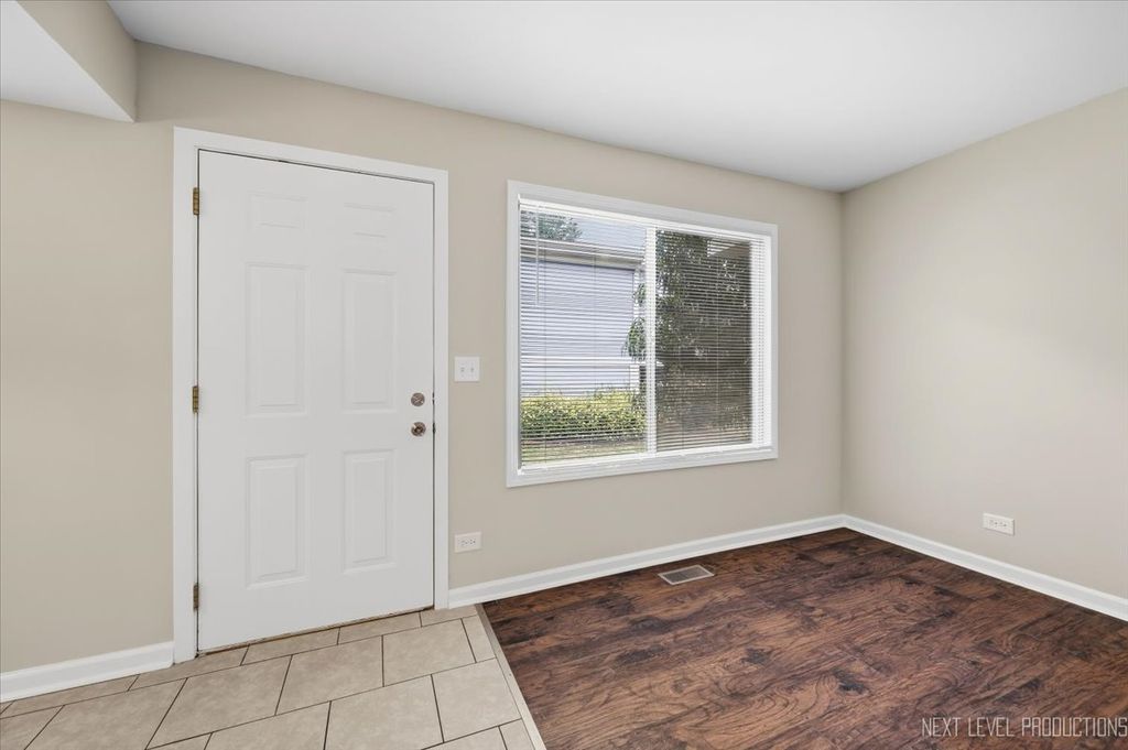 2s759 Winchester Circle 2, Warrenville, IL 60555 — photo 2