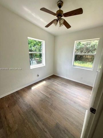 530 Mentone Rd, Lake Worth, FL 33462