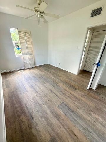 530 Mentone Rd, Lake Worth, FL 33462