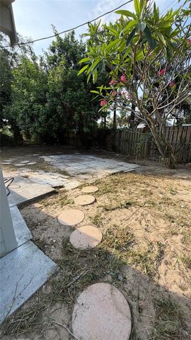 530 Mentone Rd, Lake Worth, FL 33462