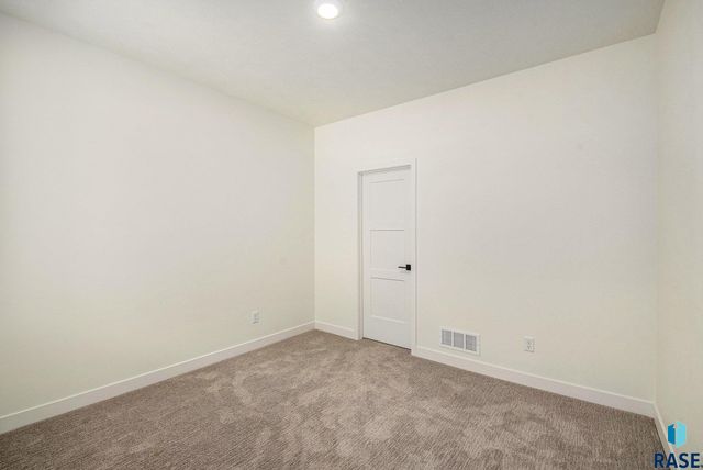 7225 E Waters Edge Pl Place, Sioux Falls, SD 57110