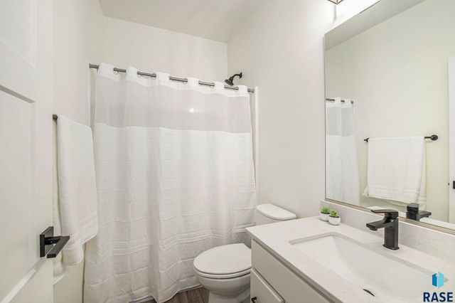 7225 E Waters Edge Pl Place, Sioux Falls, SD 57110