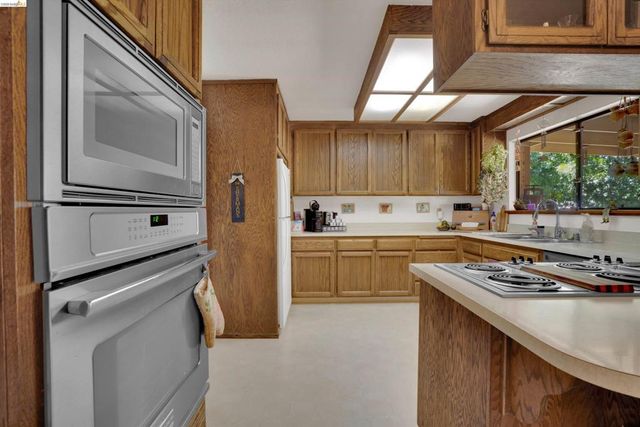 944 Sherman Ln, Oakley, CA 94561