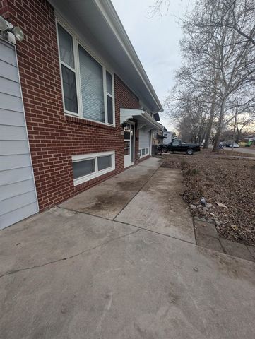 2204 S Bennett St, Wichita, KS 67213