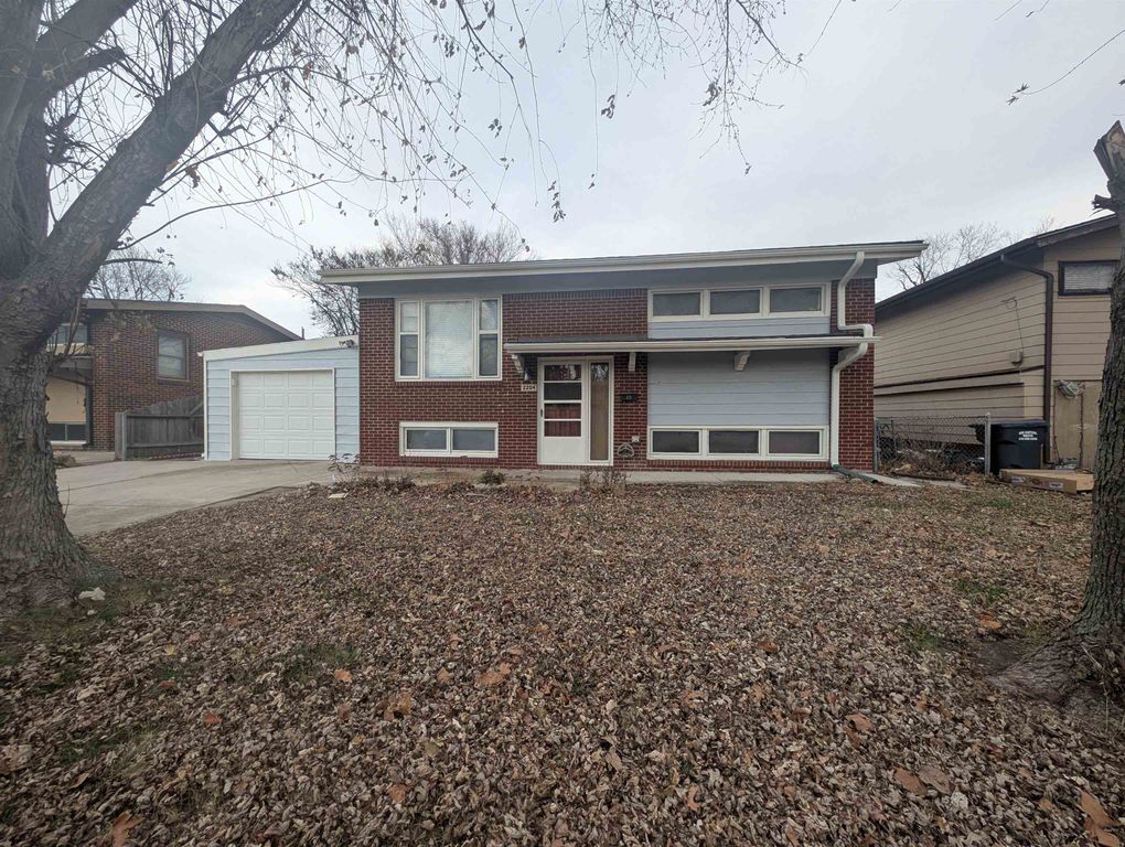 2204 S Bennett St, Wichita, KS 67213