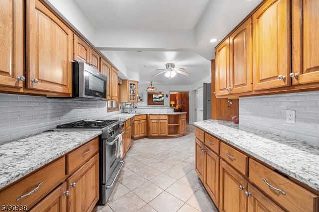 1 Oak Grove Rd, Raritan Twp., NJ 08822