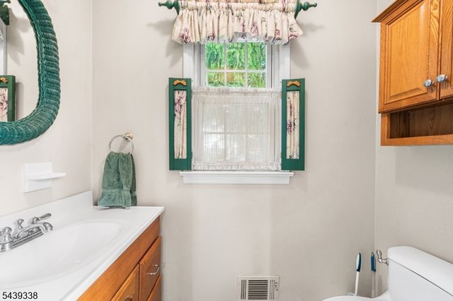 1 Oak Grove Rd, Raritan Twp., NJ 08822