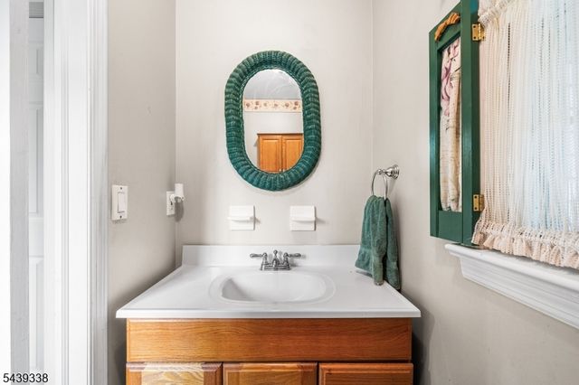 1 Oak Grove Rd, Raritan Twp., NJ 08822
