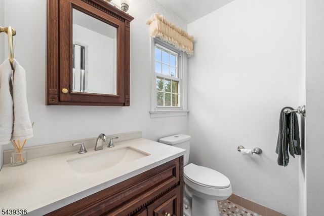 1 Oak Grove Rd, Raritan Twp., NJ 08822