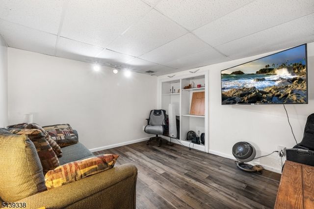 1 Oak Grove Rd, Raritan Twp., NJ 08822