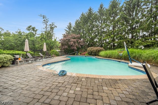 1 Oak Grove Rd, Raritan Twp., NJ 08822