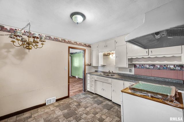 724 E DIVISION Avenue, Peoria Heights, IL 61616